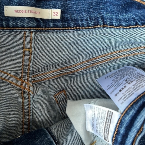 Levi’s Wedgie Straight Medium Wash Raw Hem Distressed Jeans - Picture 6 of 7